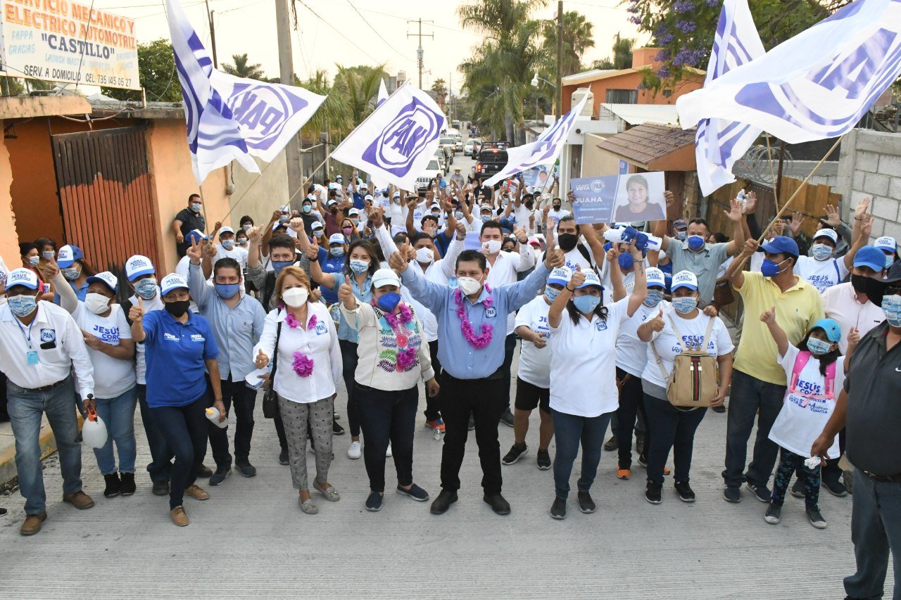 Vecinos de la colonia Peña Flores reciben a Jesús Corona y Juana Barrera